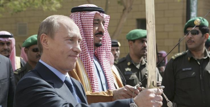 بوتين وحاكم الرياض حينها الملك سلمان عام 2007 (رويترز)