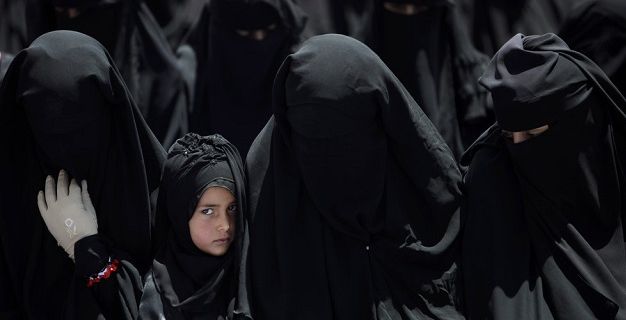 نساء مسلمات وطفلة صغيرة