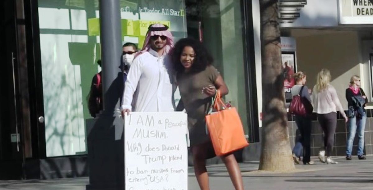 وبدأوا بالإقتراب منه (يوتيوب)
