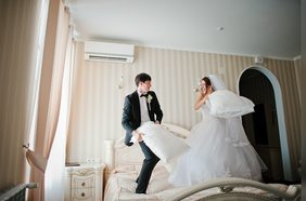 ماذا يحدث ليلة الزفاف في غرفة النوم