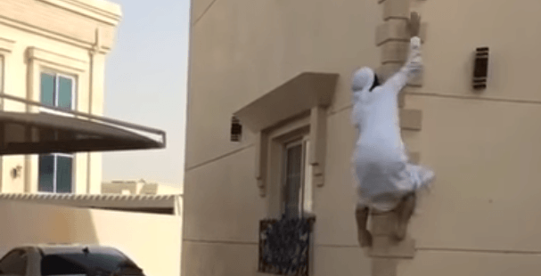 شاب اماراتي يتسلق مبنى خلال 30 ثانية