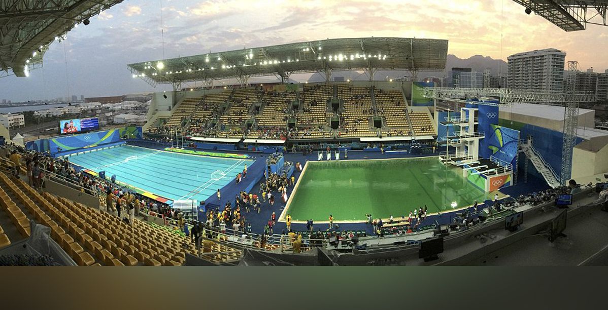 مسبح الاولمبياد تحول الى اللون الاخضر