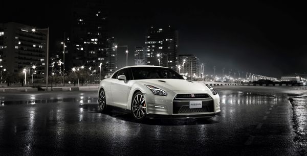 نيسان جي تي ار.