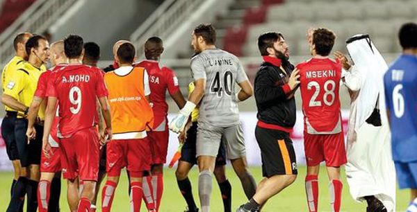 لاعبو لخويا يحتجون على الحكم