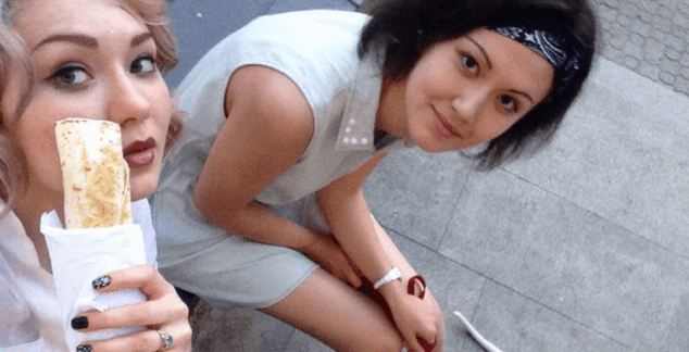 صور فتيات روسيات مع الشورما على مواقع التواصل