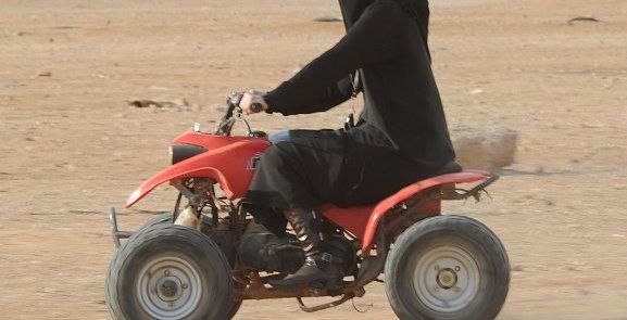 فتاة سعودية على دبابة (الرياض)