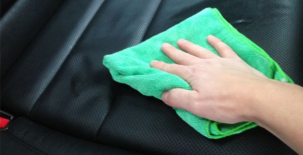 طريقة تنظيف مقاعد السيارة الجلدية