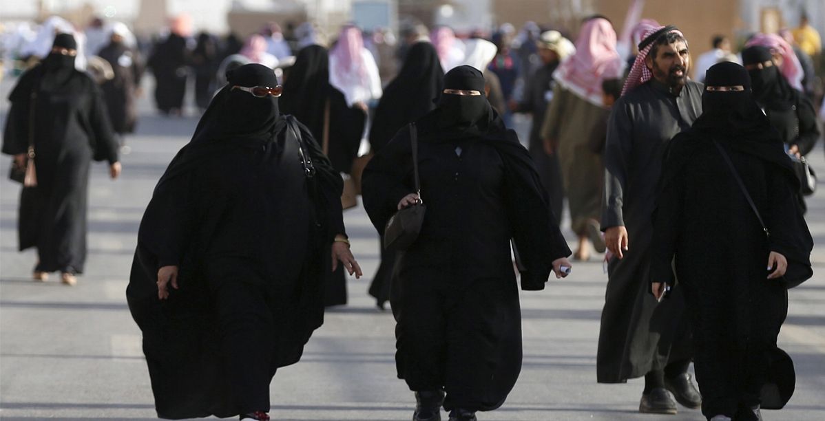 لبس الجاكيت فوق العباية السعودية
