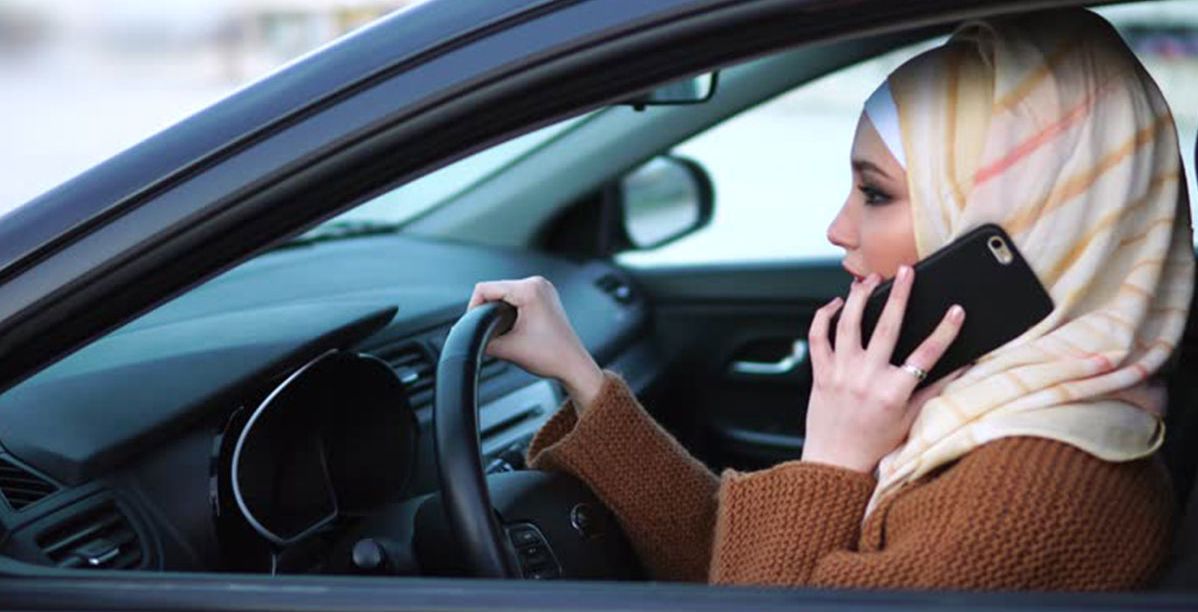 سيدة تقود السيارة