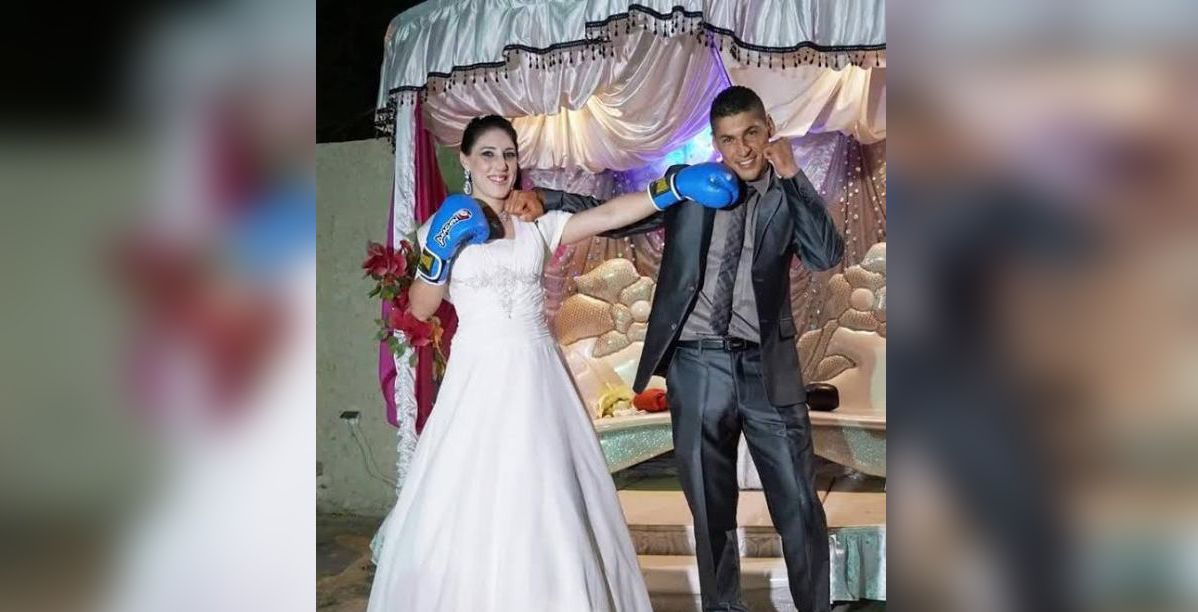 عروس تلاكم زوجها في حفل الزفاف