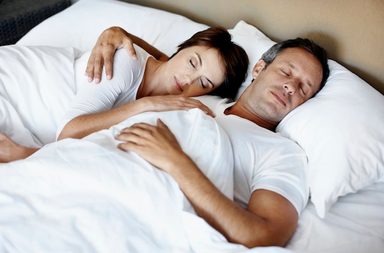 طريقة نوم الزوجين
