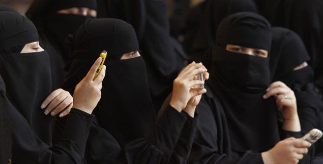 سعوديات تستعملن هواتفهن