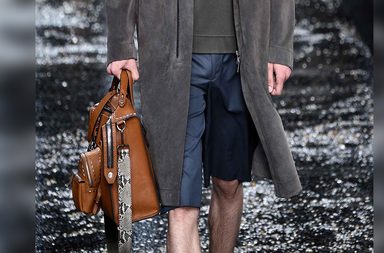 رجل يلبس شورت