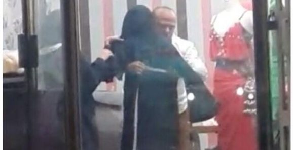 صور الخياط البنغالي الذي كان ياخذ مقاسات امراة سعودية