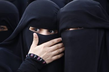 نساء ترتدين النقاب (REUTERS)
