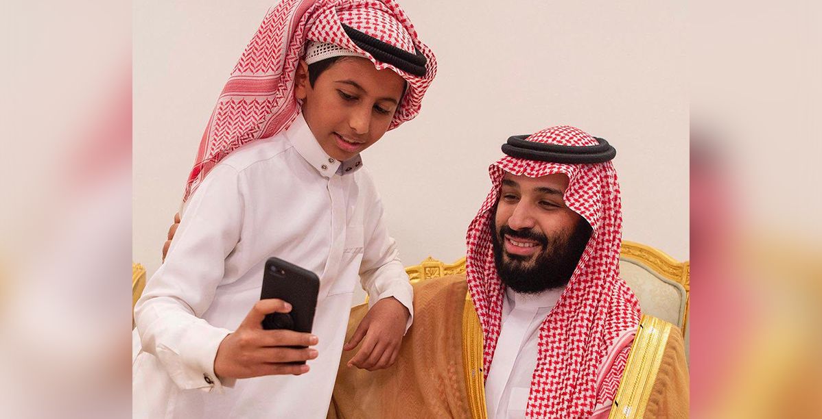 "سيلفي" مع محمد بن سلمان (Bandaralgaloud/Twitter)