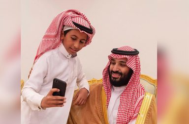 "سيلفي" مع محمد بن سلمان (Bandaralgaloud/Twitter)