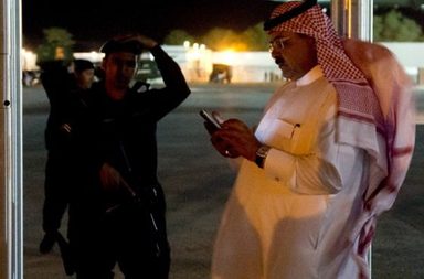 سعودي يحمل هاتفا (Getty)