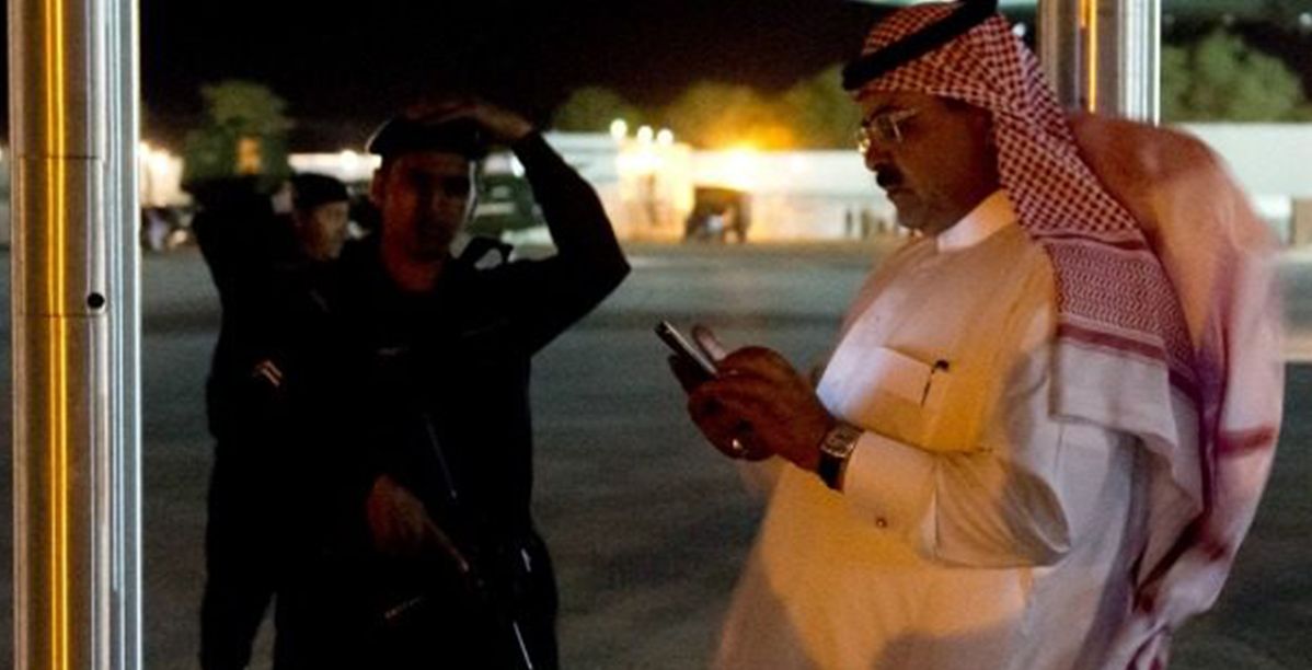 سعودي يحمل هاتفا (Getty)
