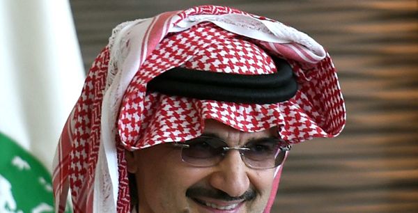 الوليد بن طلال يمازح شاعرا جريئا