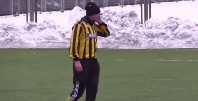لاعب يجري اتصالا