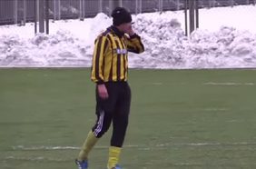 لاعب يجري اتصالا