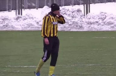 لاعب يجري اتصالا