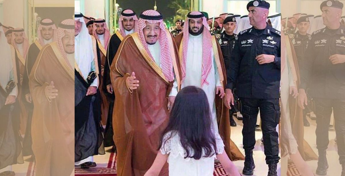 خلال مصافحتها لخادم الحرمين الشريفين