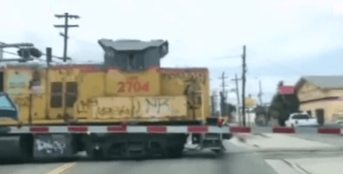 القطار متوقّف في شارع لوس انجلوس