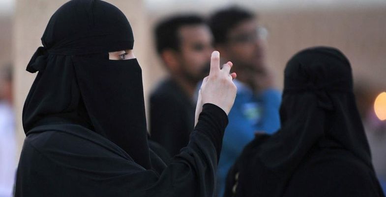 إمرأة سعودية تصور بهاتفها (AFP)
