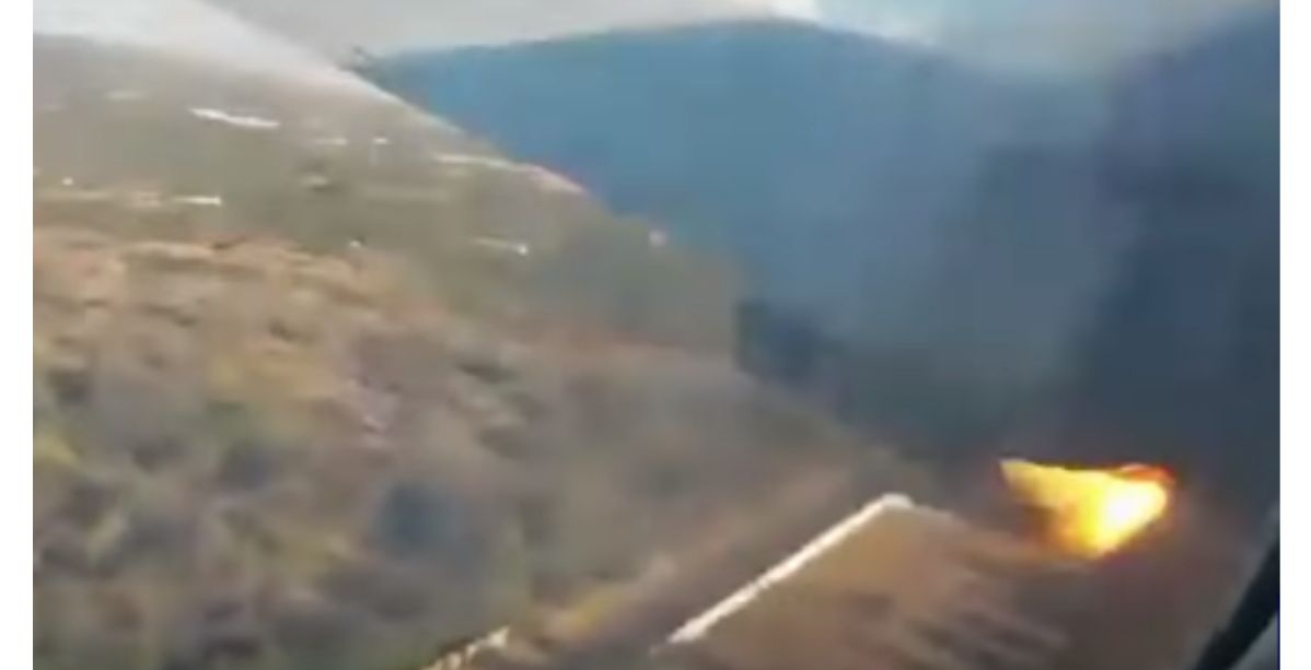 صورة الطائرة وهي تشتعل وتسقط