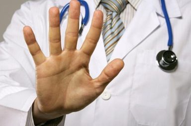 القبض على طبيب عربي