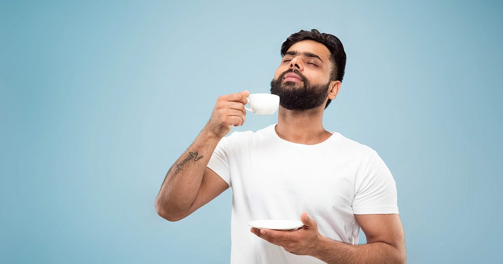 رجل ستمتع بشرب القهوة