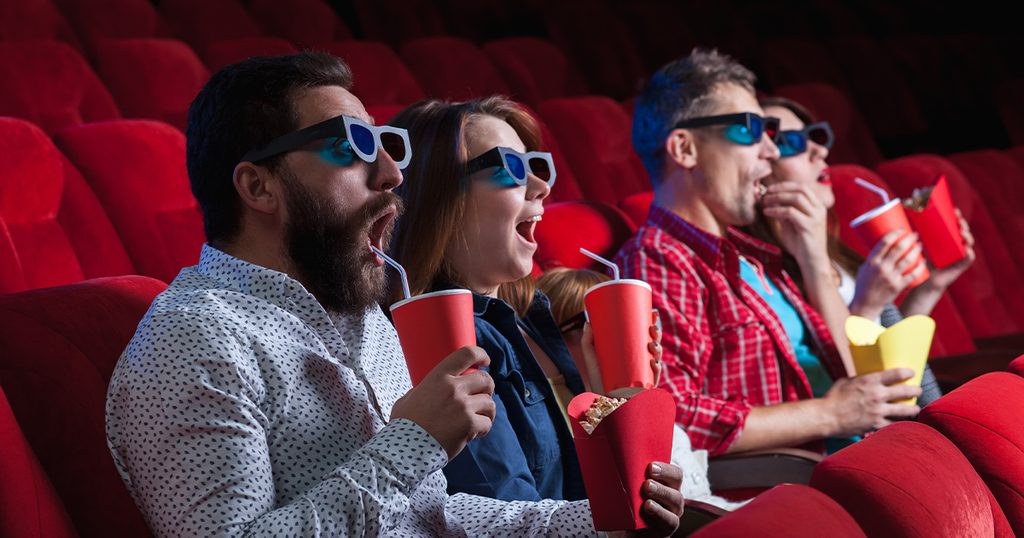 أصدقاء يشاهدون فيلمًا في السينما