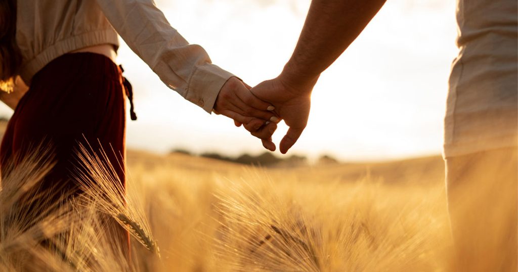 علامات الحب عند الرجل