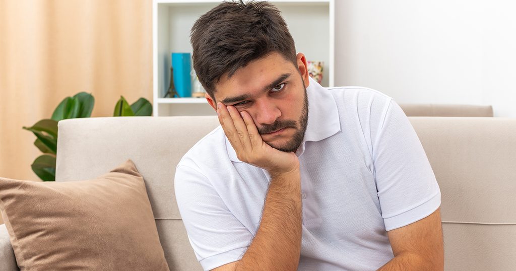 رجل يشعر بالألم
