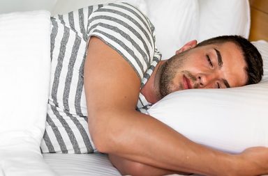 أسباب التعرق أثناء النوم والجو بارد عند الرجال
