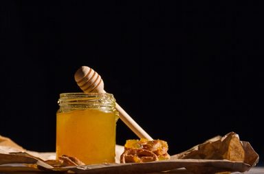 فوائد عسل المانوكا للرجال وتأثيره على الصحة الجنسية
