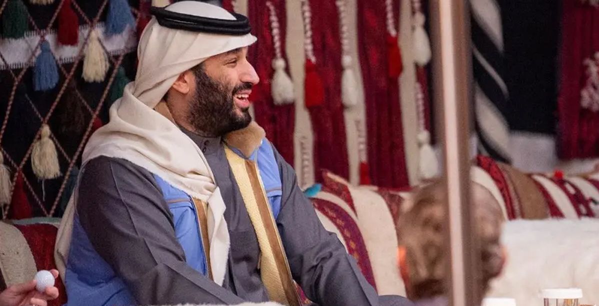 ولي العهد يرتدي سترة " ELVIS" من علامة فرانك ناماني في المخيم الشتوي في العُلا