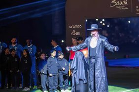 اندرتيكر يتوّج بطل كأس موسم الرياض في حضور عالمي مُلفت