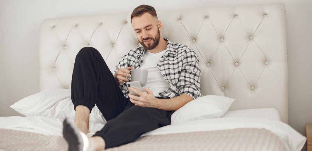 رجل في السرير