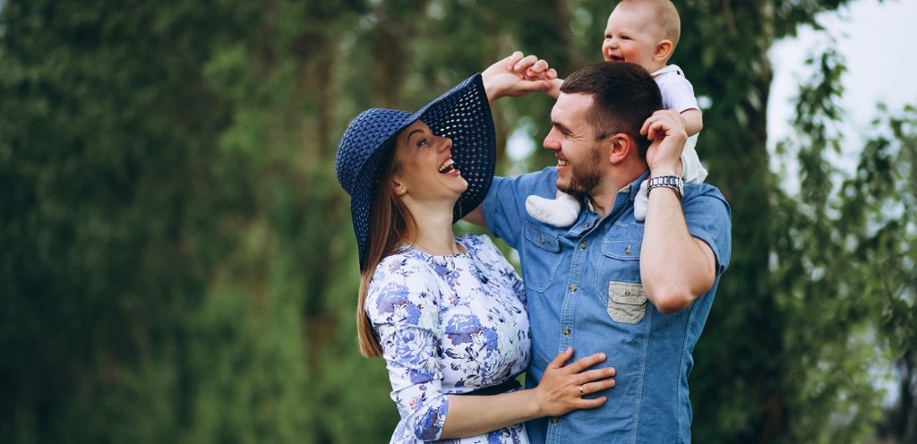 رجل مع عائلته