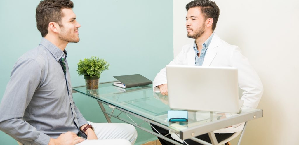 رجل يتحدث مع الطبيب