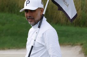 غوارديولا "موديل" أنيق في عرض أزياء بكتالونيا