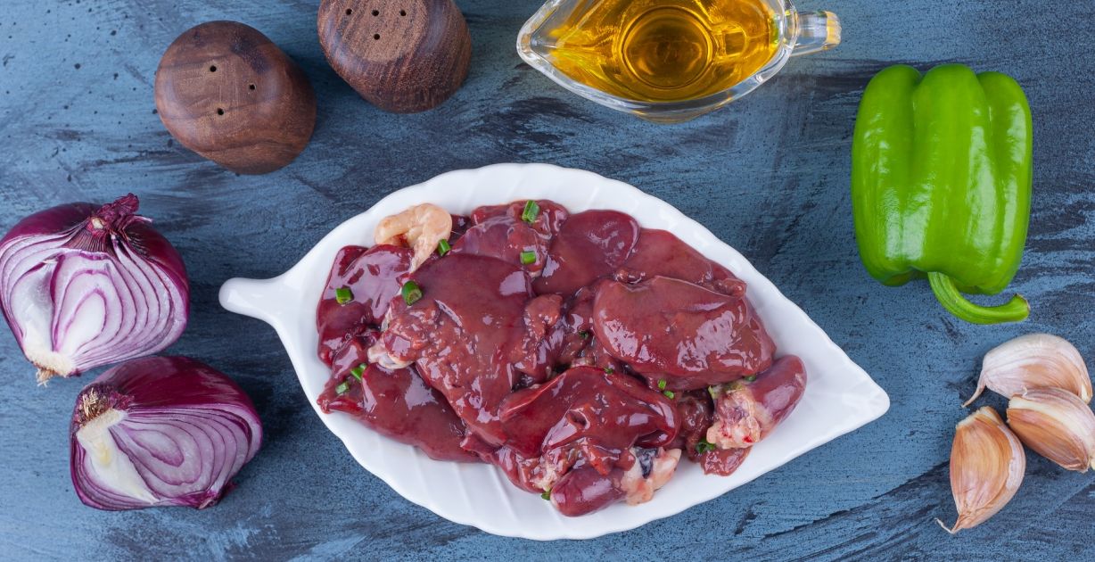 الكبدة بجانب الخضار والبهارات