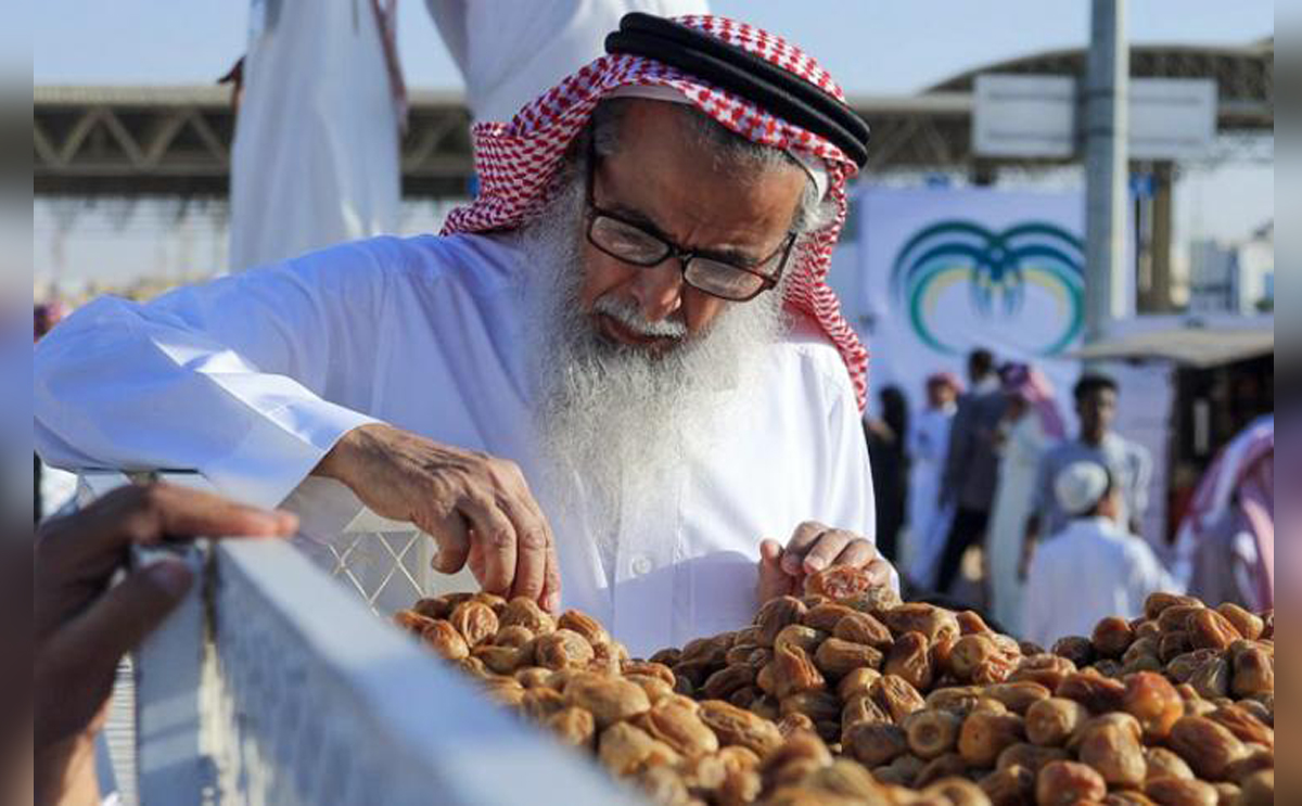 رجل يبيع التمر في نجران