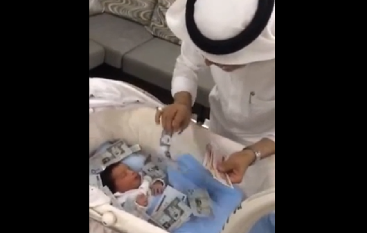 لماذا نثر الريالات؟