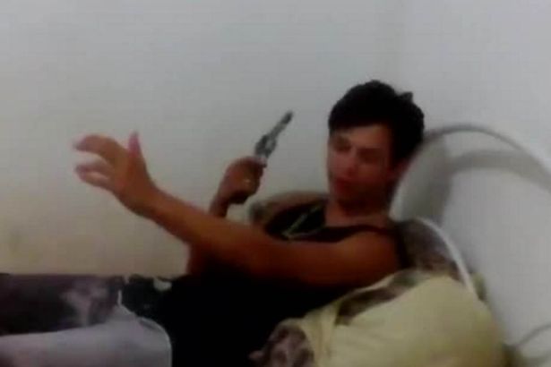 فيديو شاب يطلق النار على راسه عن طريق الخطأ