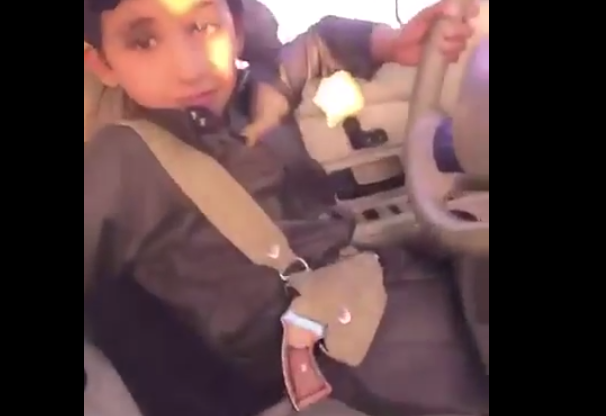 طفل سعودي يقود سيارة ومعه مسدس