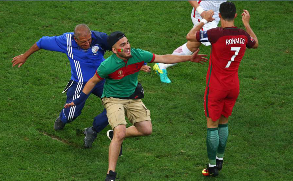 اقتحام ملاعب كرة القدم